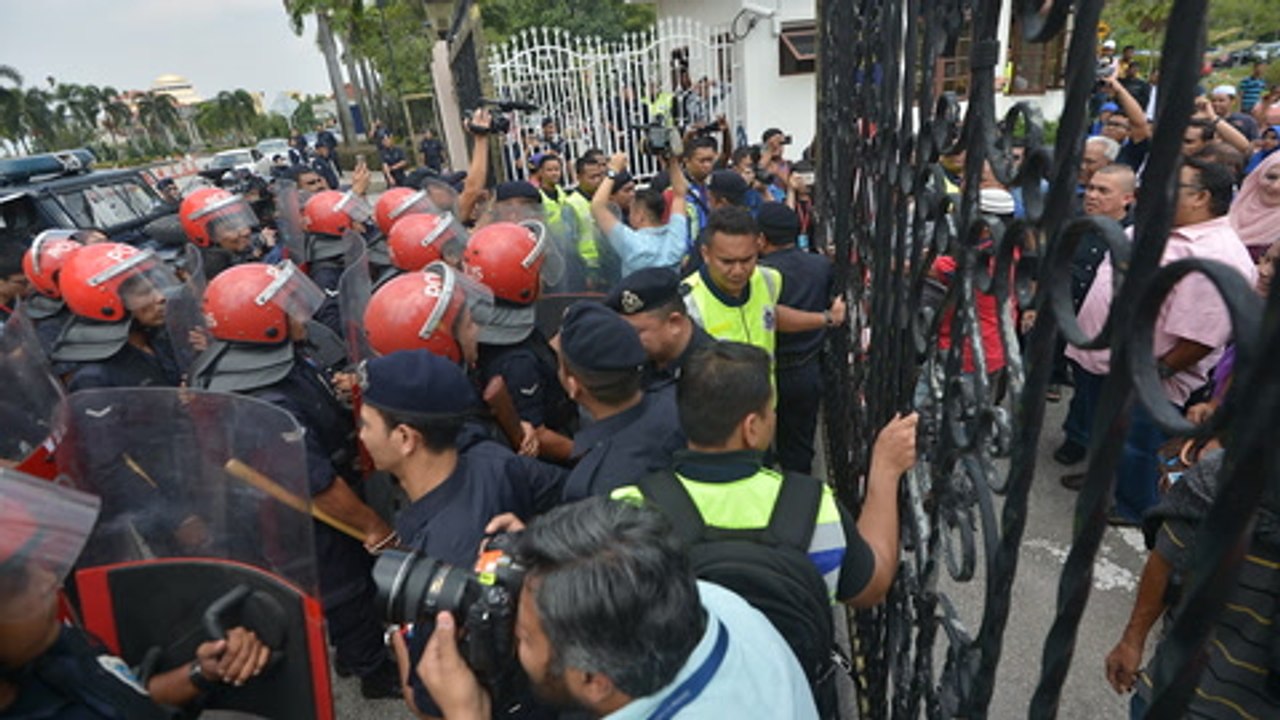 FRU on standby as Najib’s supporters gather at KL court