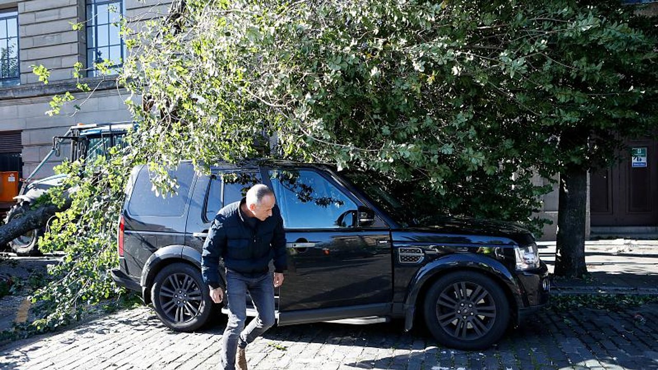 Vihar tarolta le az Ír-szigetet