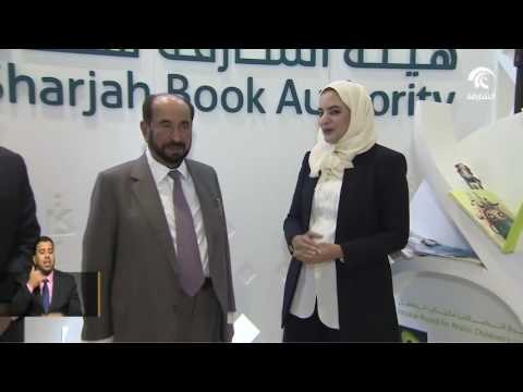 حاكم الشارقة يزور جناح الإمارة في معرض فرانكفورت للكتاب ويوقع النسخة الألمانية من كتاب سموه سيرة مدي
