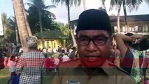 Saat Warga Lombok Begibung dengan Turis Asing