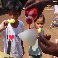 Regardez comment ce vendeur de glace prépare ses eskimos!