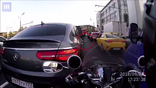 Motard VS automobiliste pollueur... Bien joué!