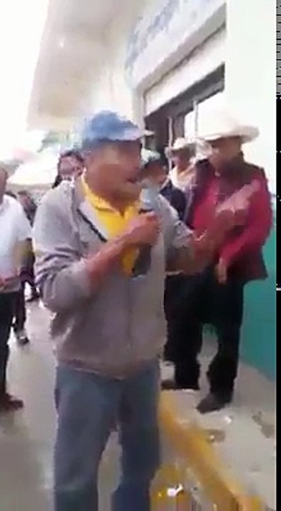 Tiran huevos podridos a político que no cumplió sus promesas de campaña