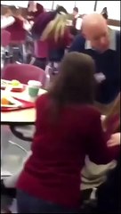 Un élève fait une mauvaise blague à toute l'école en mettant du laxatif dans le plat de la cantine