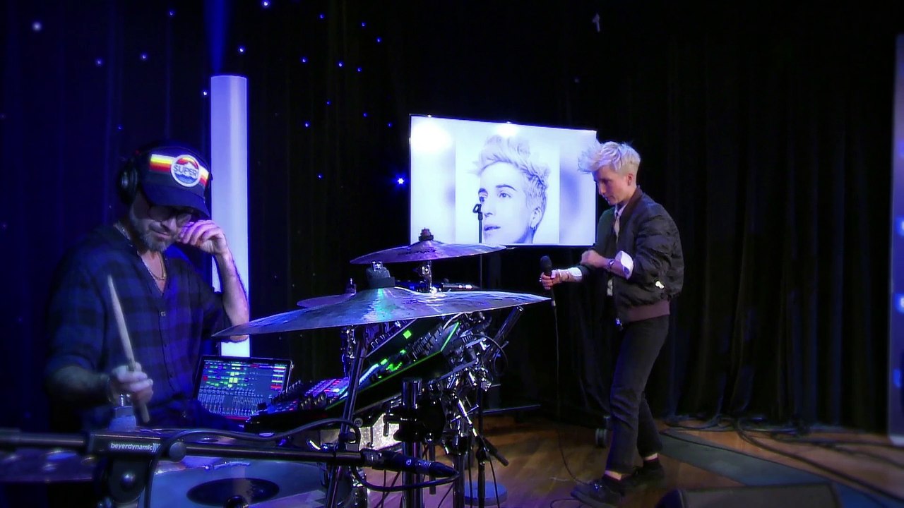 Jeanne Added interprète "Both Sides" sur Europe 1