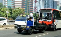 Bus Transjakarta Terguling di Jalan Gatot Subroto