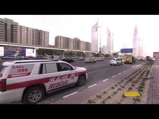 سقوط رافعة في شارع الشيخ زايد بدبي على ثلاث سيارات وإصابة شخص