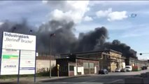Almanya'da Lastik Deposunda Çıkan Yangın Korkuttu
