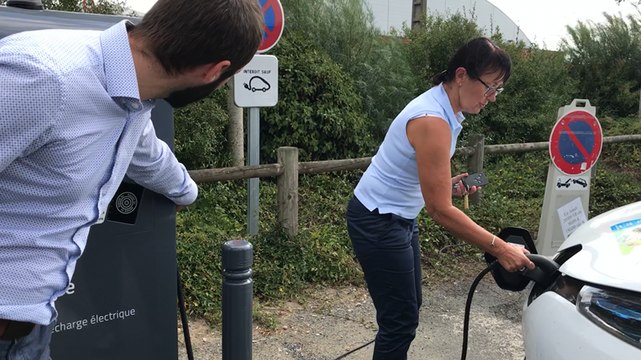Jean-Paul Coisnon présente les bornes de recharge pour véhicules électriques