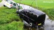 Auto belandt in sloot na botsing op kruising in Staphorst