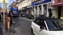 Molenbeek: les voitures passent sur le passage pour piétons pour contourner les camions de déchargement