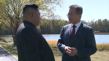 백두산 정상에 선 남북 정상 "천지에 새역사 담자" / YTN