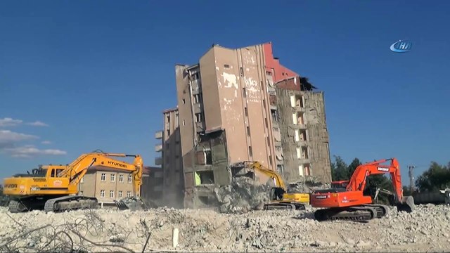 Isparta Devlet Hastanesi saniyeler içinde toz bulutuyla tarihe karıştı