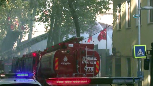 Kabataş Erkek Lisesi yanındaki bina alev alev yandı