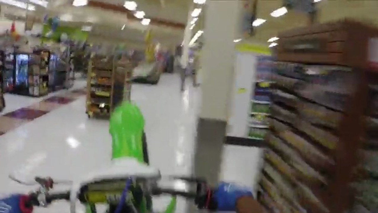 Un jeune homme fait du motocross dans un supermarché et se fait arrêter