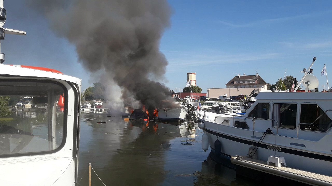 Bateau en feu à Saint-Jean-de-Losne
