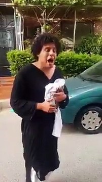 عرب میں ایک ایسا خوبصورت نوجوان جو کے ایک پاگل ہے مگر جب قرآن کی تلاوت کرتا ہے تو فضاؤں می