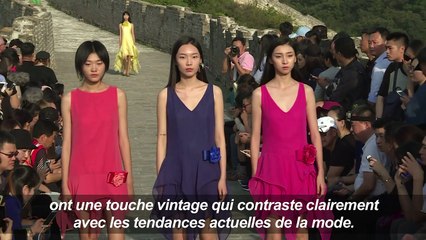 Défilé Pierre Cardin sur la Grande Muraille de Chine