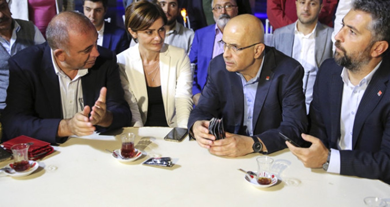 CHP'li Enis Berberoğlu Tahliye Olduktan Sonra Partililerle Çay Bahçesinde Buluştu