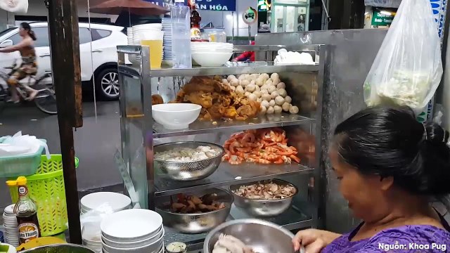 Chủ quán bánh canh cua vỉa hè 300 nghìn mắc nhất Sài Gòn: Con ơi đừng đồn ác tội nghiệp cô