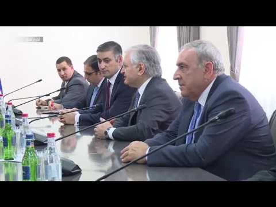 عبدالله بن زايد يلتقي الرئيس الأرميني في العاصمة يريفان