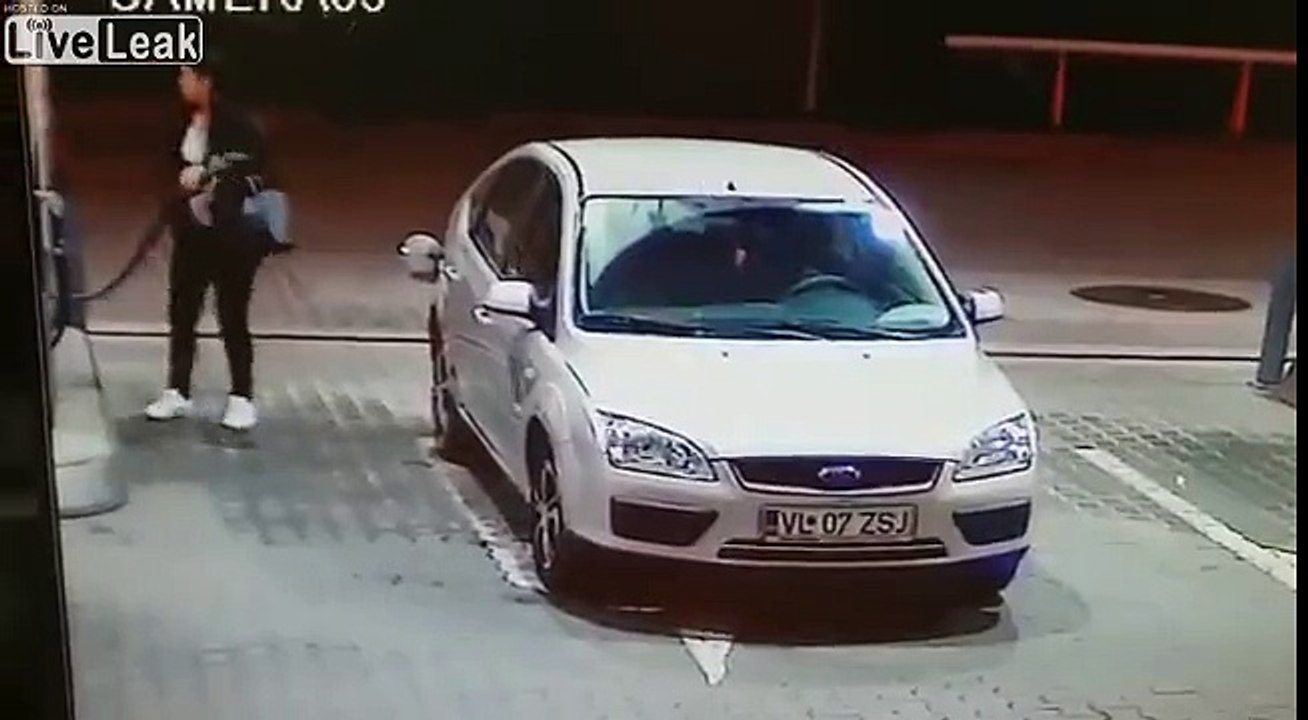 Elle vide la pompe à essence à côté de sa voiture !