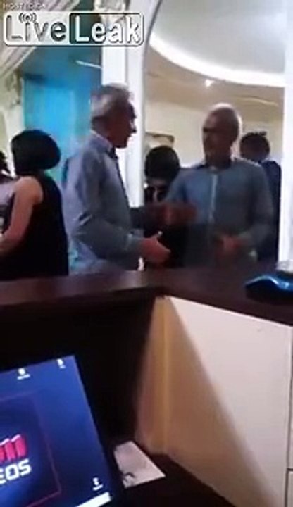 Ivre, il s'embrouille avec son reflet dans le miroir en soirée !