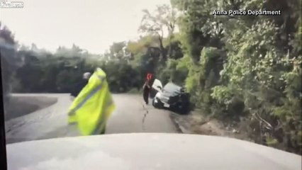 Ce policier sauve la vie d'un homme en le poussant de la route face à un 4x4 en dérapage