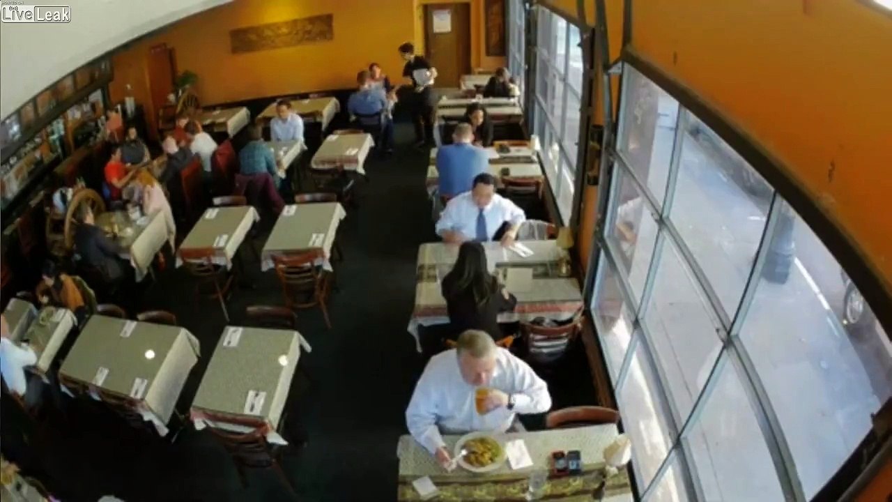 Un fou casse la fenêtre d'un restaurant en pas...