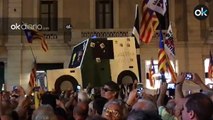 Los manifestantes del primer aniversario del 20-S se burlan con un camión de la Guardia Civil