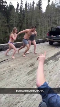 Oh! La mauvaise blague qu'il fait à ses 2 copines...