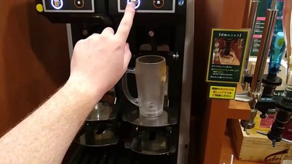 Ce client devient fou en voyant une machine à bière en libre service dans un restaurant !