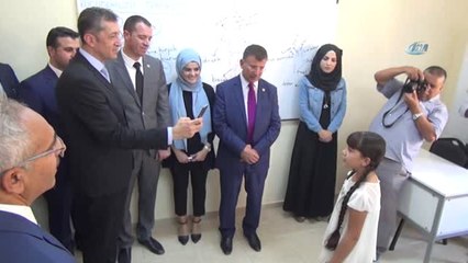 Suriyeli Öğrenciden Bakan Selçuk'u Duygulandıran Şiir