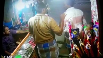 பணம் தர தாமதமானதால் பேன்சி ஸ்டோர் உரிமையாளர் தாக்கப்பட்ட வீடியோ