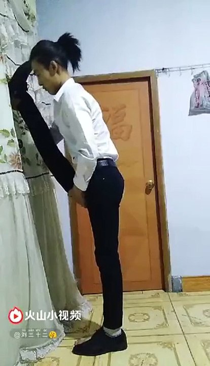 Ye Deky Larki Kiya kr rahi hai