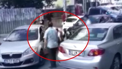 Kadın ve erkek sürücülerin zincirli yol verme kavgası kamerada