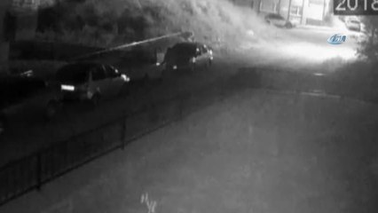 Önce Maytap Patlattı, Sonra İterek Araba Çaldı... O Anlar Kamerada