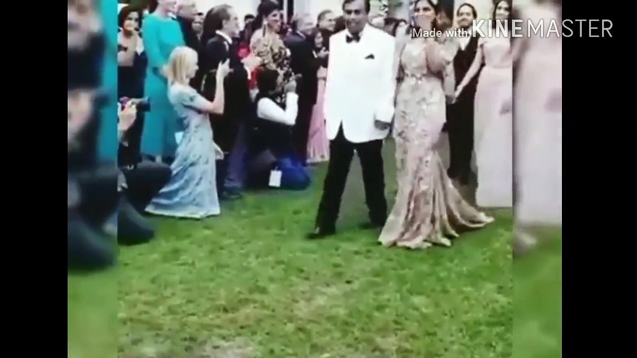 Isha Ambani Grand Entry With Papa Mukesh Ambani At Her Engagement Ceremony