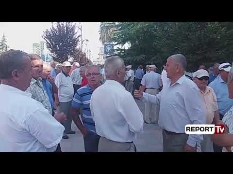 Report TV - Fier, naftëtarët në protestë përpara Prefekturës për statusin: Ligji nuk po zbatohet