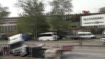 Kocaeli Tır'dan Yola Düşen Beton Borular Yolu Kapattı