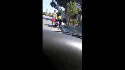Cette blonde essaye de démarrer un scooter.. Avec la béquille !