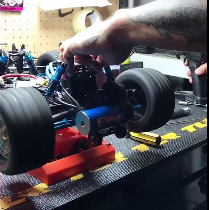 Déformation des pneus d'une voiture RC