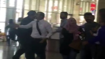 Tekme ve yumruklar havada uçuştu, kadın kavganın ortasında kaldı...Otogarda yaşanan kavga kamerada
