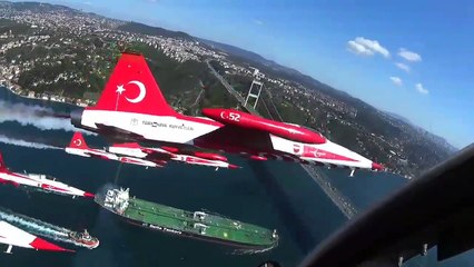 Türk Yıldızları İstanbul Boğazı'nda