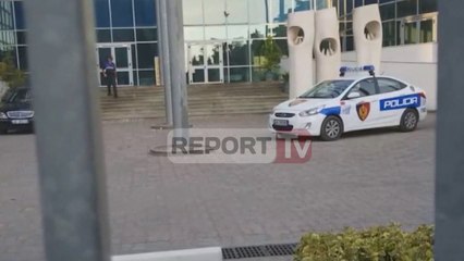 Report TV - Policia te Prokuroria e Krimeve pasi prokurorët hynë me forcë në zyrën e Prelës