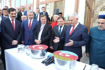 Binali Yıldırım Azerbaycan'da Aşure Dağıttı