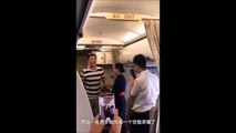 Cette hotesse de l'air chinoise a été renvoyée pour avoir accepté une demande en mariage dans l'avion