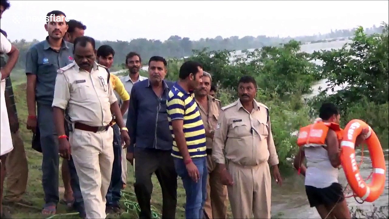 Locals rescue man stuck in Indian flooded river