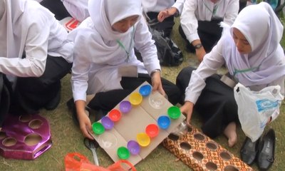 Ribuan Mahasiswa Membuat Permainan Tradisional Dakon