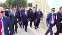 TBMM Başkanı Yıldırım, Türk ve Azerbaycan Bayraklarıyla Süslü Aşure Dağıttı